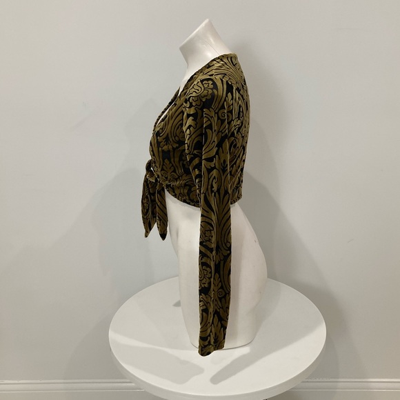 NEW Boohoo Black Gold Damask Velvet Long Sleeve Tie Crop Top M - Picture 4 of 13